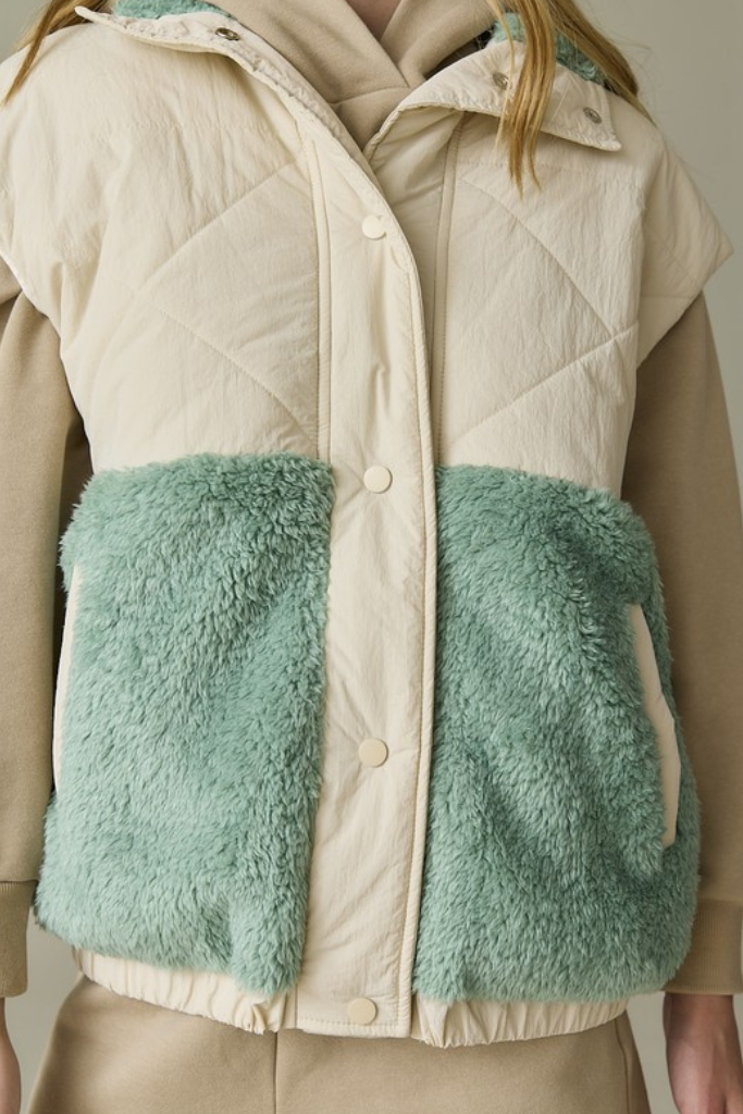 On The Spot Fleece Vest - Cream/Sage