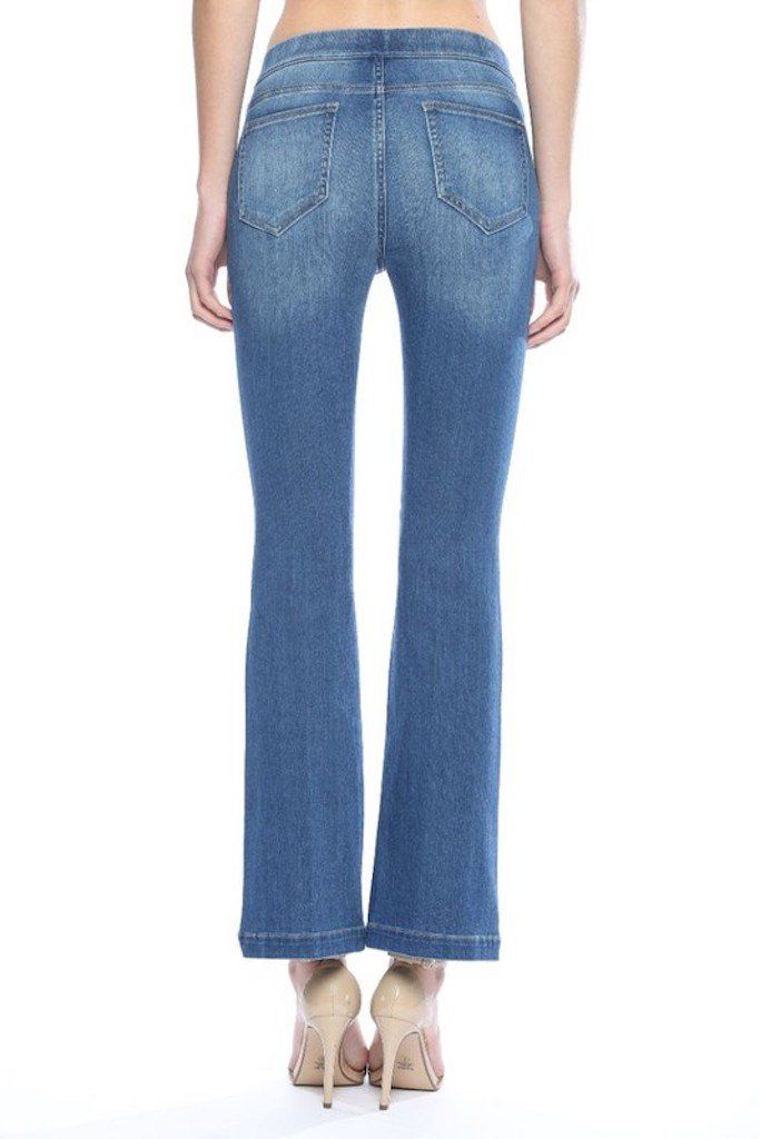 Reason To Relax Petite Jeans - Medium Wash